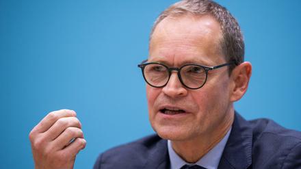 Michael Müller (SPD), Berlins Regierender Bürgermeister, spricht bei einer Pressekonferenz nach einer Sondersitzung des Berliner Senats.