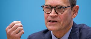 Michael Müller (SPD), Berlins Regierender Bürgermeister, spricht bei einer Pressekonferenz nach einer Sondersitzung des Berliner Senats.