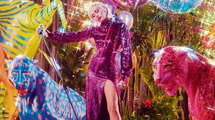 Glittergewitter. Miley Cyrus, 28, wuchs in Nashville als Tochter einer Filmproduzentin und eines Countrysängers auf. 