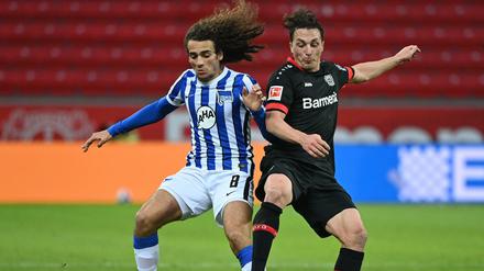 Enges Duell. Herthas Mattéo Guendouzi (l.) im Zweikampf mit Leverkusens Baumgartlinger.