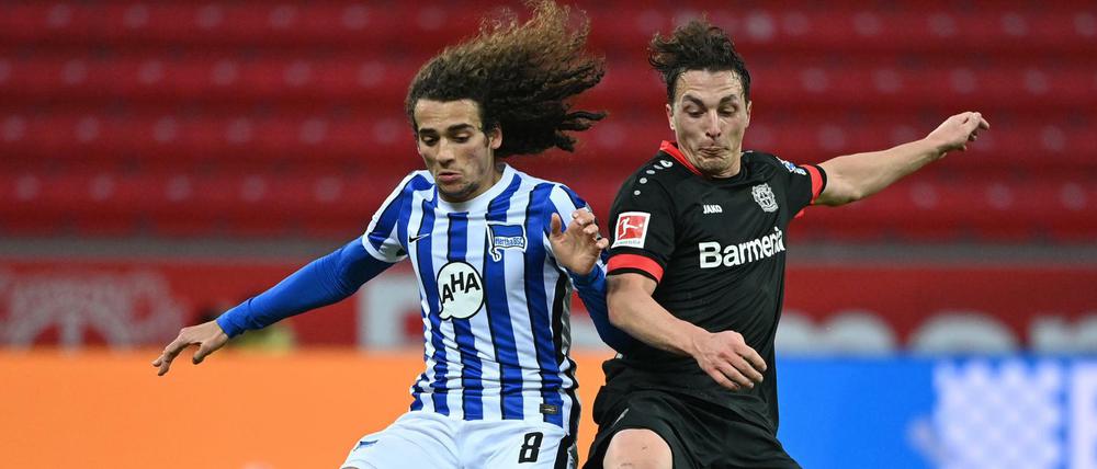 Enges Duell. Herthas Mattéo Guendouzi (l.) im Zweikampf mit Leverkusens Baumgartlinger.
