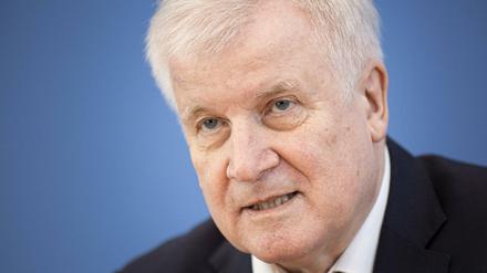 Energisch gegen Extremisten. Horst Seehofer hat wieder eine verfassungsfeindliche Gruppierung verboten. Am Dienstag traf es die rechtsextreme "Wolfsbrigade" und ihre Untergruppe "Sturmbrigrade"