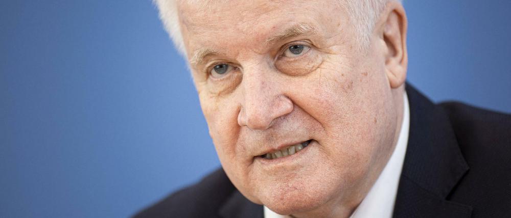Energisch gegen Extremisten. Horst Seehofer hat wieder eine verfassungsfeindliche Gruppierung verboten. Am Dienstag traf es die rechtsextreme "Wolfsbrigade" und ihre Untergruppe "Sturmbrigrade"