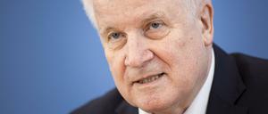 Energisch gegen Extremisten. Horst Seehofer hat wieder eine verfassungsfeindliche Gruppierung verboten. Am Dienstag traf es die rechtsextreme "Wolfsbrigade" und ihre Untergruppe "Sturmbrigrade"