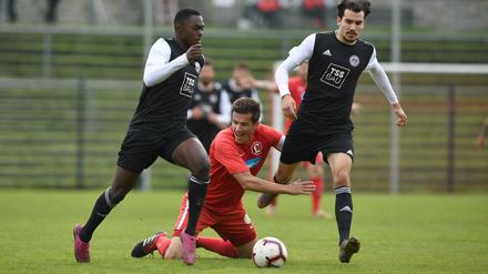 Am Spielen gehindert. Die Regionalliga-Fußballer von Tennis Borussia (dunkle Trikots) und Lichtenberg 47 werden wohl noch länger warten müssen, bis sie wieder auf den Platz dürfen.