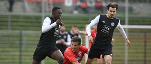 Am Spielen gehindert. Die Regionalliga-Fußballer von Tennis Borussia (dunkle Trikots) und Lichtenberg 47 werden wohl noch länger warten müssen, bis sie wieder auf den Platz dürfen.