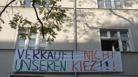  Ein Transparent mit der Aufschrift «Verkauft nicht unseren Kietz!» hängt an der Fassade eines Hauses.