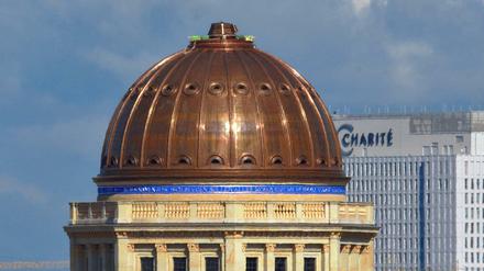 Gold auf preußischblauem Grund: Die Schlosskuppel ziert ein aus Bibelzitaten collagiertes Intoleranzedikt, nach dem alle Menschen die Knie vor dem Christengott beugen sollen, Lebende wie Tote. 