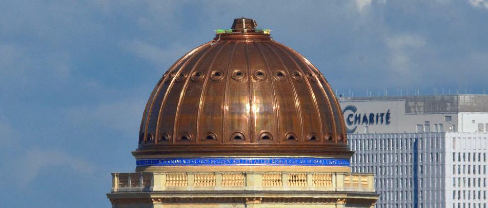 Gold auf preußischblauem Grund: Die Schlosskuppel ziert ein aus Bibelzitaten collagiertes Intoleranzedikt, nach dem alle Menschen die Knie vor dem Christengott beugen sollen, Lebende wie Tote. 