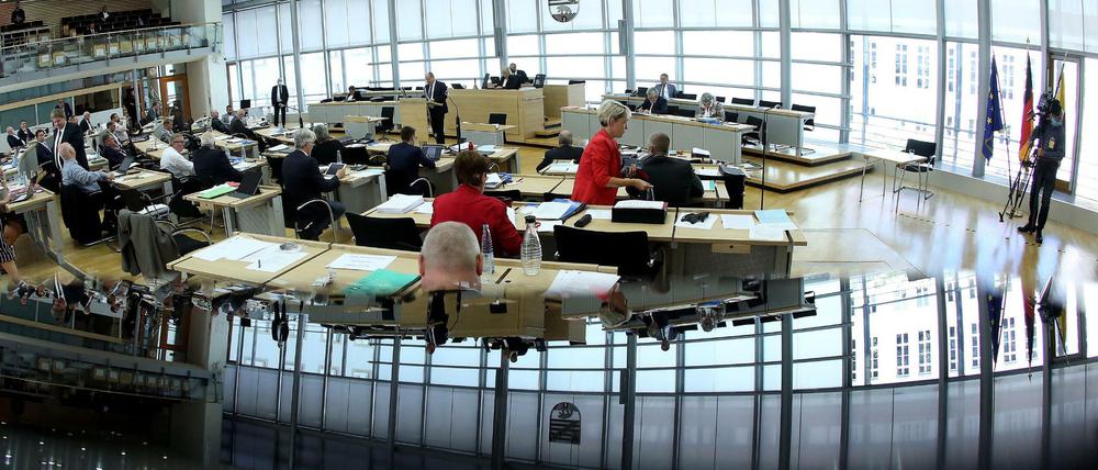 Blick in den Plenarsaal des Landtags von Sachsen-Anhalt. Die geplante Rundfunkbeitragserhöhung in Deutschland von 17,50 Euro auf 18,36 Euro ist hier höchst umstritten.