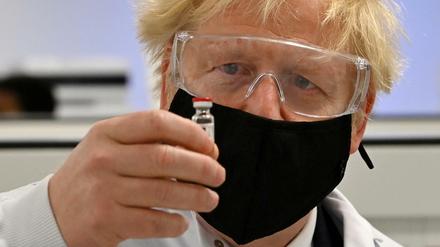 Der britische Premier Boris Johnson in einem Labor für Impfstoff-Entwicklung (Archivbild)