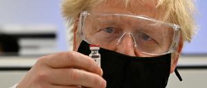Der britische Premier Boris Johnson in einem Labor für Impfstoff-Entwicklung (Archivbild)
