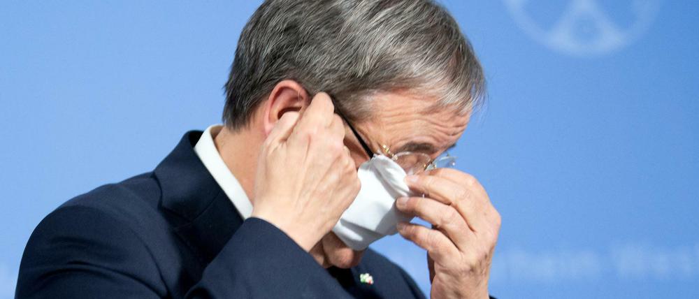 Es müsse ausgeschlossen werden, dass persönliche Beziehungen eine Rolle gespielt haben, sagt die SPD zur Rolle von NRW-Ministerpräsident Armin Laschhet (CDU) bei der Vergabe eines Maskenauftrags, den Sein Sohn eingefädelt hatte.