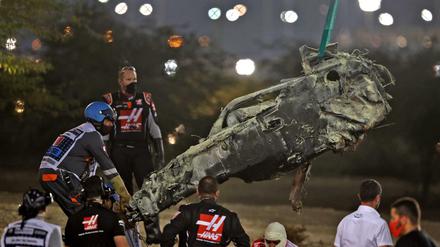 Nicht viel übrig grblieben. Das Wrack von Romain Grosjean.