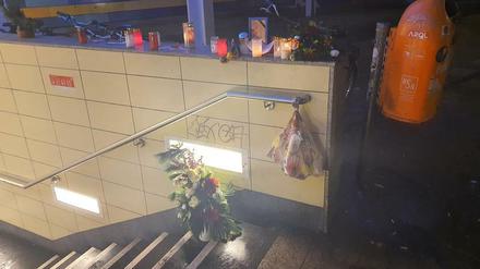 Kerzen und Abschiedsbriefe am Bahnhof Lichtenberg. 