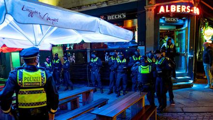 Der Teil-Lockdown wird verlängert, manche Vorschrift noch verschärft, für deren Einhaltung immer wieder auch die Polizei sorgen muss. 