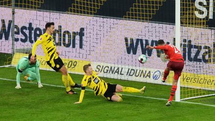 Kölns Ellyes Skhiri (rechts) trifft gegen den BVB aus absoluter Nahdistanz. 