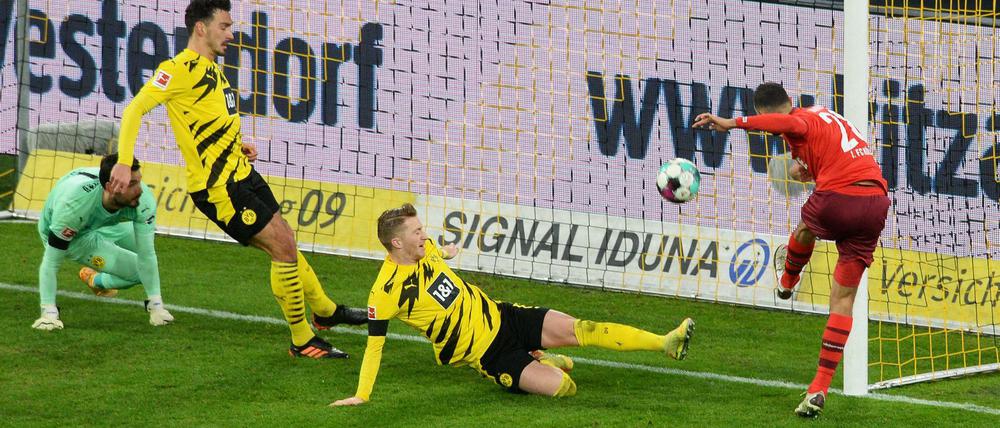 Kölns Ellyes Skhiri (rechts) trifft gegen den BVB aus absoluter Nahdistanz. 