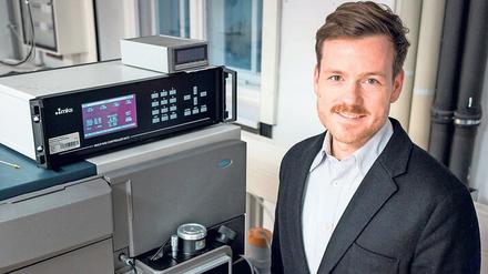 Am Ionenmobilitäts-Massenspektrometer untersucht Chemieprofessor Kevin Pagel die Struktur kleiner Heparin-Ketten.
