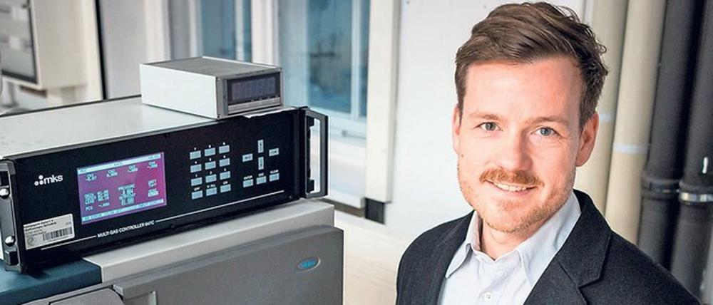 Am Ionenmobilitäts-Massenspektrometer untersucht Chemieprofessor Kevin Pagel die Struktur kleiner Heparin-Ketten.
