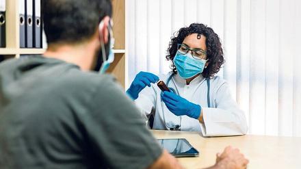 Die überlegte Wortwahl beim Überbringen einer Diagnose kann die Kommunikation verbessern. 