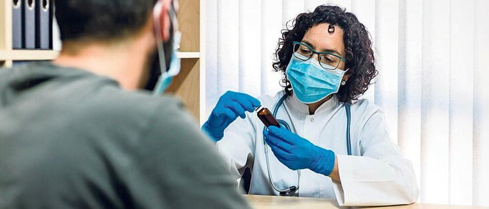 Die überlegte Wortwahl beim Überbringen einer Diagnose kann die Kommunikation verbessern. 