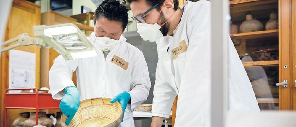 Thiagoda Costa Oliveira (re.)und Orlando Fontes, ein Forscher und Vertreter von der indigenen Gruppe der Baniwa, im September 2018 beim Workshop „Geteiltes Wissen“.