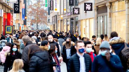 Zahlreiche Menschen gehen mit Mund-Nasen-Bedeckung dicht gedrängt durch die Innenstadt in Hannover.