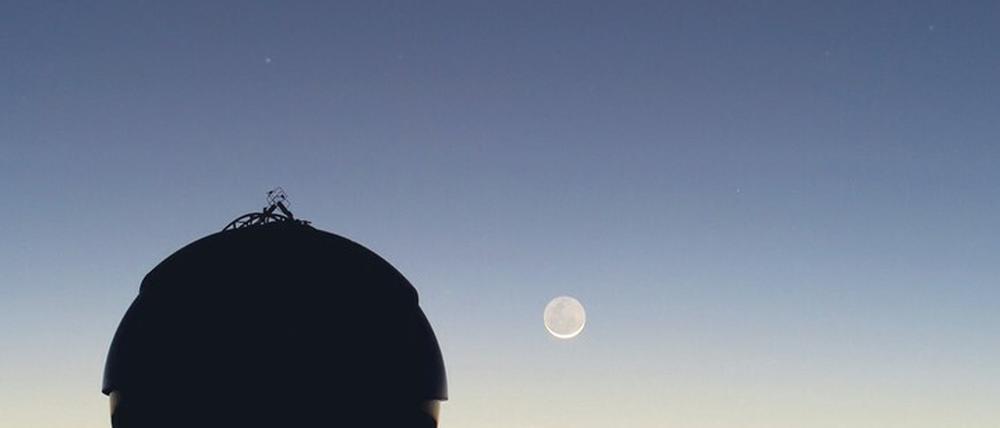 Oberhalb des Mondes wird die Große Konjunktion von Jupiter und Saturn bei gutem Wetter zu sehen sein.