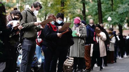 Warten auf einen Corona-Test: Schlange vor einer Arztpraxis in Berlin-Neukölln