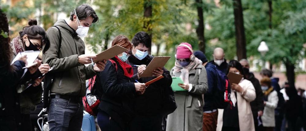 Warten auf einen Corona-Test: Schlange vor einer Arztpraxis in Berlin-Neukölln