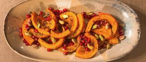 Bringt Farbe in den Winter: der Kürbis mit Pistazie, Granatapfel und Dukkah à la Nigel Slater.