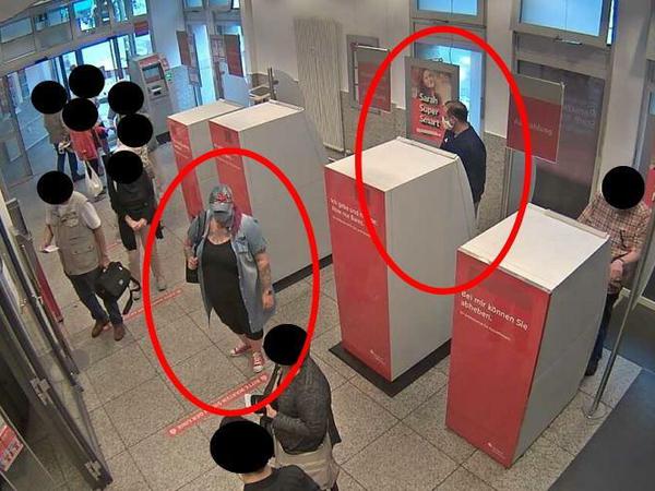 Die Polizei sucht die Frau und den Mann in den roten Kreisen.