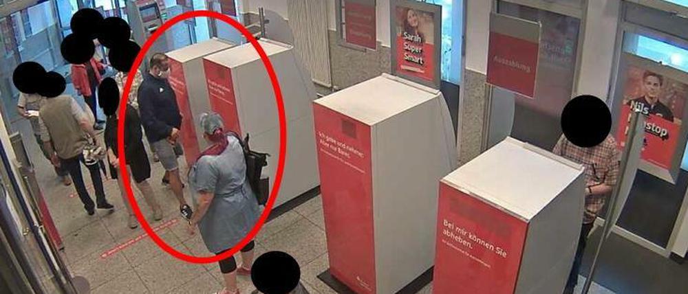 In diesem Bild sind die Verdächtigen direkt nebeneinander in einem Kreis zu sehen.