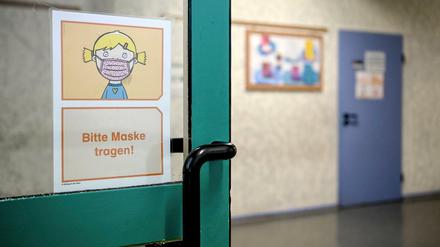 Erinnerung an die Maskenpflicht im Flur einer Schule (Symbolbild).