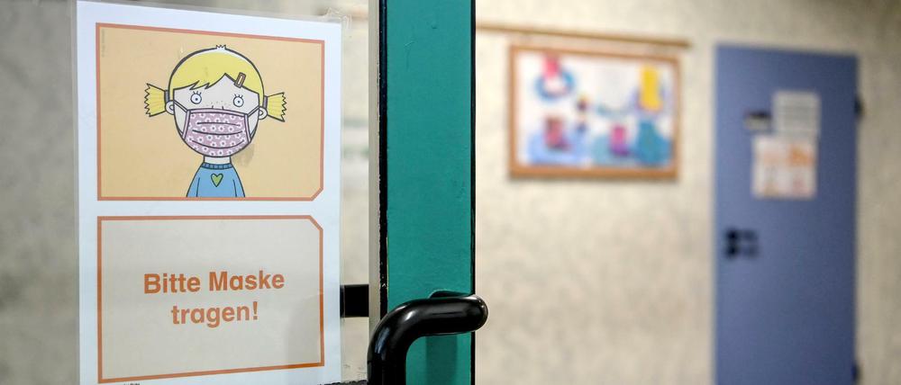 Erinnerung an die Maskenpflicht im Flur einer Schule (Symbolbild).