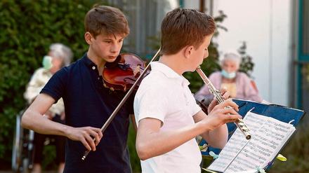 Schüler einer Musikschule spielen im Sommer 2020 für die Bewohner eines Altenheims, die wegen der Corona-Pandemie wochenlang keinen Besuch bekommen können.
