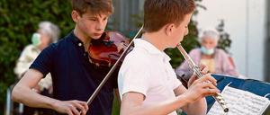 Schüler einer Musikschule spielen im Sommer 2020 für die Bewohner eines Altenheims, die wegen der Corona-Pandemie wochenlang keinen Besuch bekommen können.