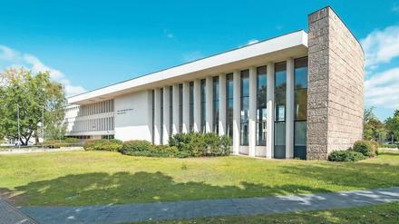 Der Henry-Ford-Bau mit Universitätsbibliothek wurde von 1952 bis 1954 nach Plänen von Franz Heinrich Sobotka und Gustav Müller errichtet. Er war nach der Mensa das zweite eigene Gebäude der Universität, die zunächst provisorisch in ehemaligen Gebäuden der Kaiser-Wilhelm-Gesellschaft und in Villen untergebracht war.