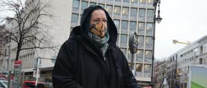 Eine Mietaktivistin mit den Forderungen der Initiative "Stop Heimstaden" in der Kurfürstenstraße.