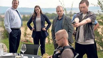 Was geschah in Istha? Stephan Ernst (Robin Sondermann, ganz rechts) stellt bei der Tatortbegehung den Tathergang für Verfassungsschützer Vogel (Bernd Hälscher, ganz links), Staatsanwältin Weber (Hannah Ley, Mitte) und Ermittler Bartels (Joachim Król, re.) nach. 
