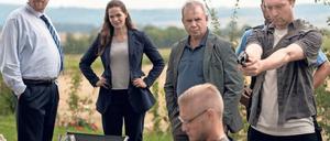 Was geschah in Istha? Stephan Ernst (Robin Sondermann, ganz rechts) stellt bei der Tatortbegehung den Tathergang für Verfassungsschützer Vogel (Bernd Hälscher, ganz links), Staatsanwältin Weber (Hannah Ley, Mitte) und Ermittler Bartels (Joachim Król, re.) nach. 