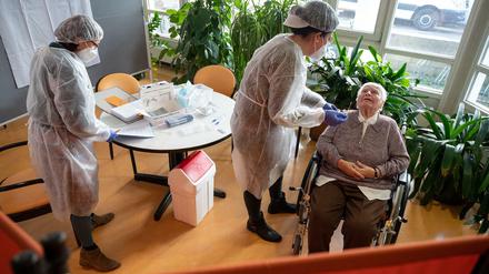 Eine Bewohnerin eines Altenpflegeheims wird getestet.