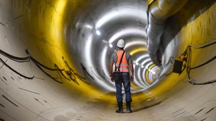 U-Bahn-Tunnel müssen aus besonders stabilem Stahlbeton bestehen, um die Lasten der Stadt darüber zu tragen. Die Betonherstellung ist extrem CO2-intensiv.