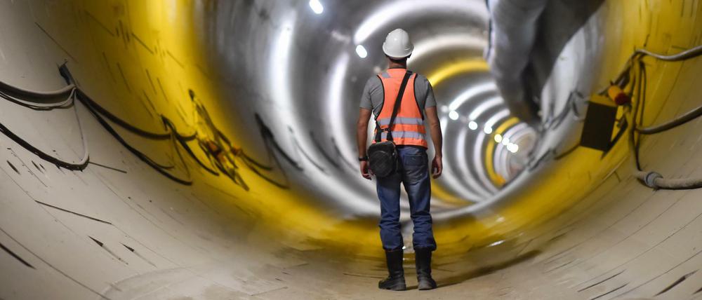 U-Bahn-Tunnel müssen aus besonders stabilem Stahlbeton bestehen, um die Lasten der Stadt darüber zu tragen. Die Betonherstellung ist extrem CO2-intensiv.