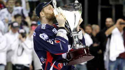 Zum Küssen. André Rankel nach dem Titelgewinn der Eisbären 2013.