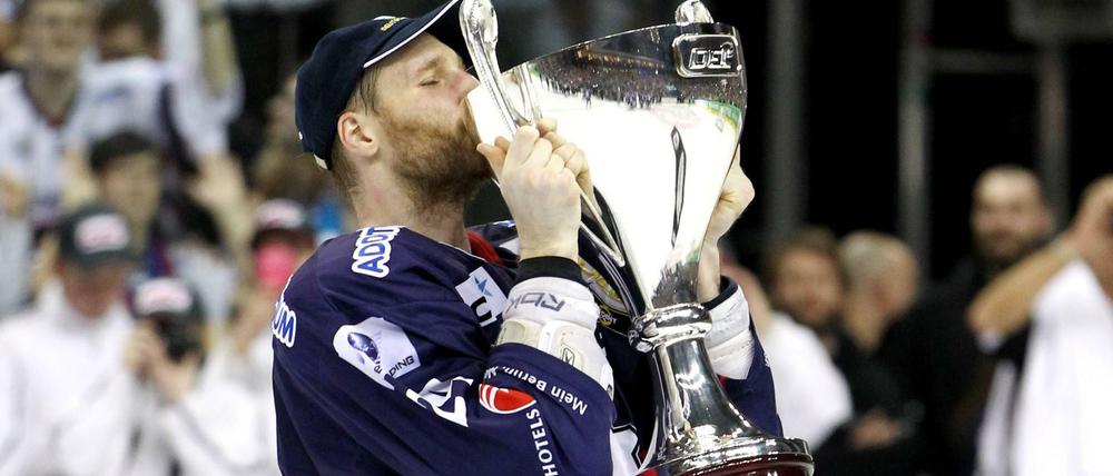 Zum Küssen. André Rankel nach dem Titelgewinn der Eisbären 2013.