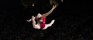Phänomenale Körperbeherrschung - durch härtestes Training: Pauline Schäfer am Schwebebalken.