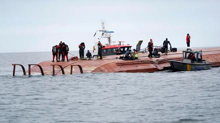 Der dänische Frachter Karin Hoej ist am Montag nach einer Kollision in der Ostsee gekentert.