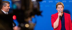 Franziska Giffey (r.), neue Vorsitzende der Berliner SPD, spricht bei einer Pressekonferenz neben Raed Saleh, ebenfalls neuer Vorsitzender der Berliner SPD, zum Parteitag der SPD Berlin.
